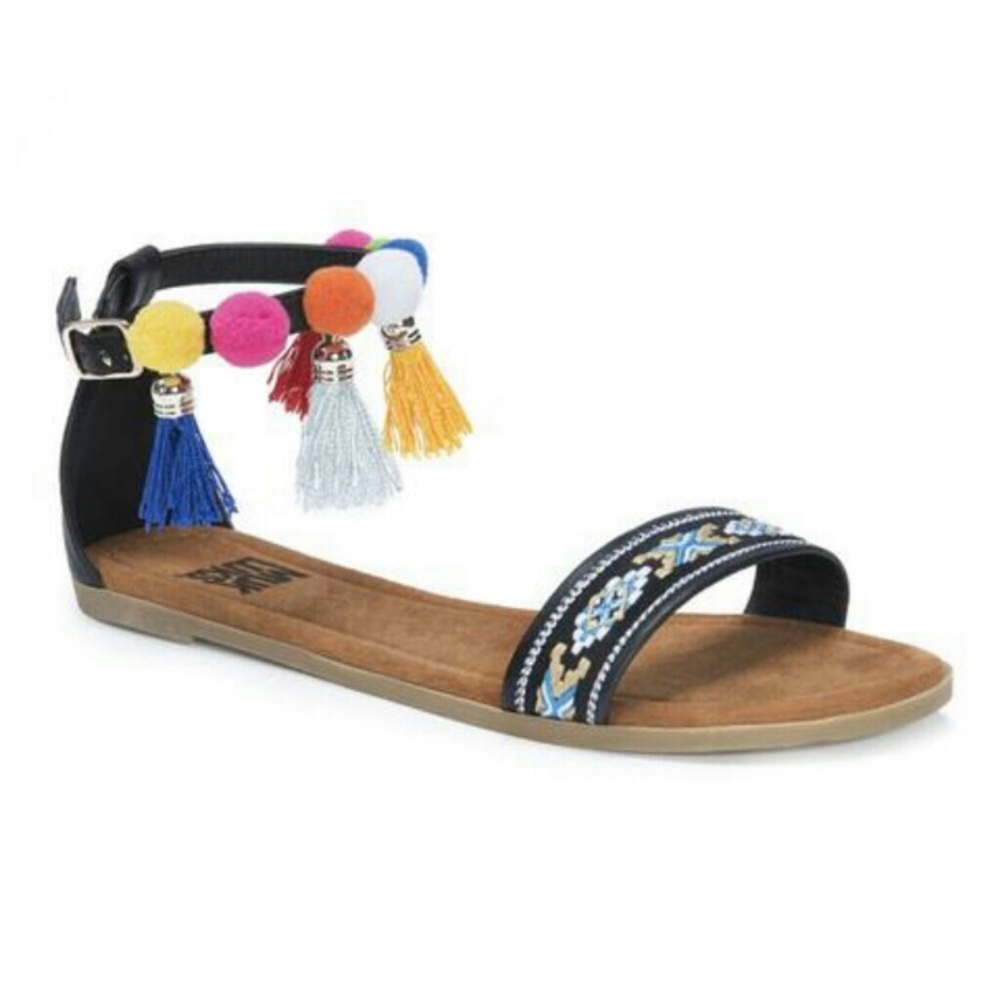Puff ball and tassel sandals!💜